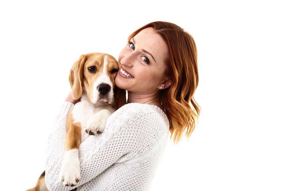 Jonge vrouw met hond op de arm - DogCatandCo